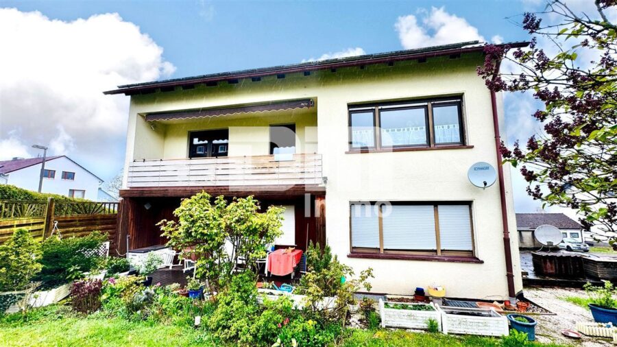 Umfangreich teilsaniertes Dreifamilienhaus mit Garage + PV Anlage und großem Garten - Rückansicht / Terrasse EG WE1